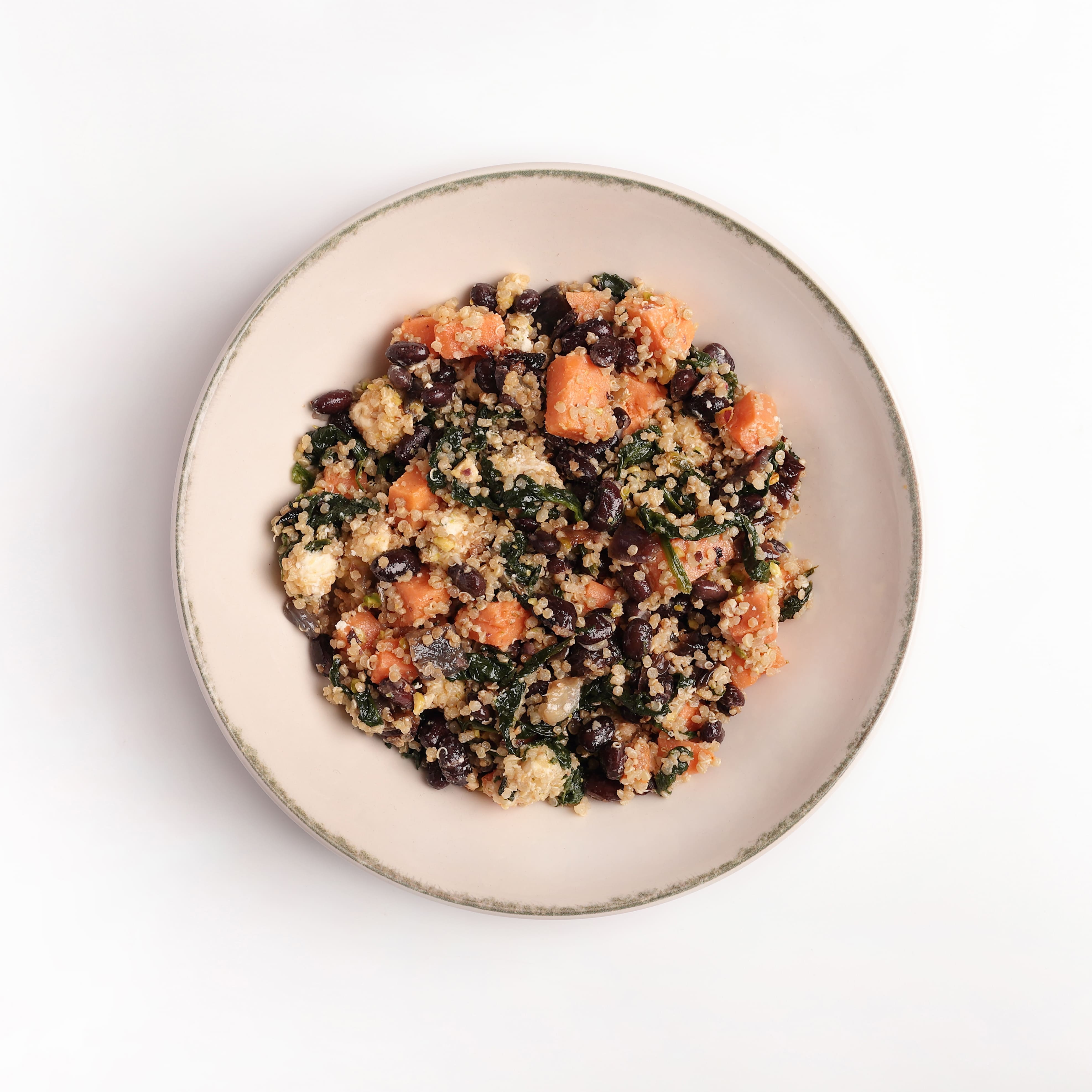 Ensalada de quinoa, feta, verduras y albahaca